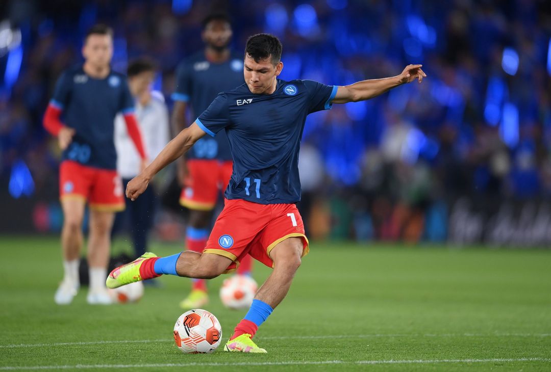  LEICESTER, ENGLAND - SEPTEMBER 16: Hirving Lozano of SSC Napoli shoots as he warms up prior to the UEFA Europa League group C match between Leicester City and SSC Napoli at The King Power Stadium on September 16, 2021 in Leicester, England. (Photo by Laurence Griffiths/Getty Images) 