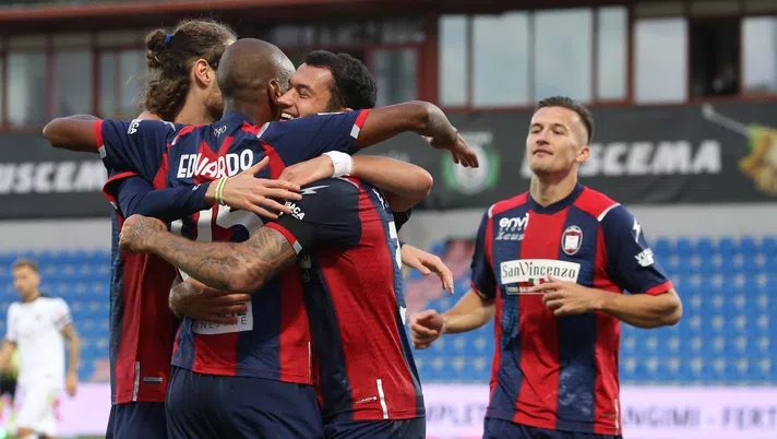 CROTONE, ITALY - DECEMBER 12: Eduardo of Crotone celebrates after scoring his team's third goal during the Serie A match between FC Crotone and Spezia Calcio at Stadio Comunale Ezio Scida on December 12, 2020 in Crotone, Italy. (Photo by Maurizio Lagana/Getty Images)