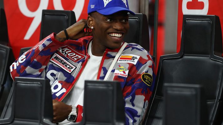 MILAN, ITALY - SEPTEMBER 18: Rafael Leao of AC Milan reacts from the bench prior to the Serie A match between AC Milan and SSC Napoli at Stadio Giuseppe Meazza on September 18, 2022 in Milan, Italy. (Photo by Marco Luzzani/Getty Images)