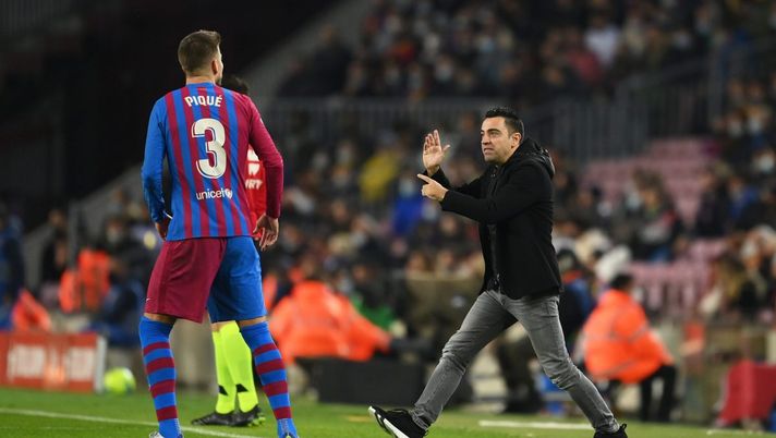 BARCELONA, SPAIN - NOVEMBER 20: Xavi Hernandez, Head Coach of FC Barcelona reacts on the sidelines with Gerard Pique of FC Barcelona during the La Liga Santander match between FC Barcelona and RCD Espanyol at Camp Nou on November 20, 2021 in Barcelona, Spain. (Photo by David Ramos/Getty Images) Xavi all'esordio alla guida del Barcellona