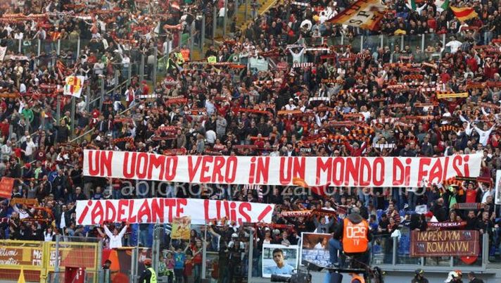 Tra gli spalti appare lo striscione: “Un uomo vero in un mondo di falsi… Adelante Luis!” - immagine 1