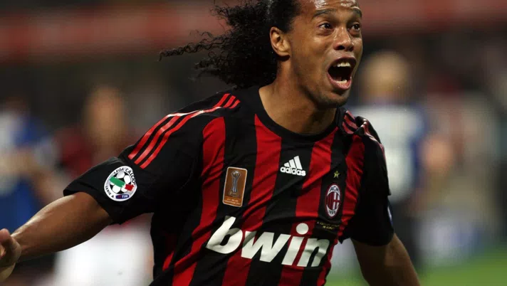 28 settembre 2008, Milan-Inter 1-0: l'esultanza di Ronaldinho per il suo gol (credits: GETTY Images)