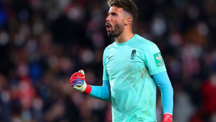 GRANADA, SPAIN - DECEMBER 22: Granada goalkeeper Luis Maximiano celebrates their second goal during the La Liga Santander match between Granada CF and Club Atletico de Madrid at Nuevo Estadio de Los Carmenes on December 22, 2021 in Granada, Spain. (Photo by Fran Santiago/Getty Images) Sky: “Lazio, operazione in chiusura per il portiere Maximiano: ecco le cifre” - immagine 1