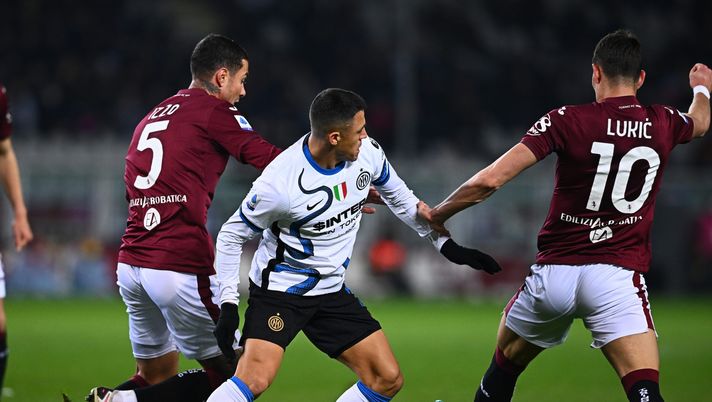 TURIN, ITALY - MARCH 13: Alexis Sanchez of FC Internazionale competes for the ball with Armando Izzo and Sada Lukic of Torino FC during the Serie A match between Torino FC and FC Internazionale at Stadio Olimpico di Torino on March 13, 2022 in Turin, Italy. (Photo by Mattia Ozbot - Inter/Inter via Getty Images ) Torino-Inter 1-1, la carica social di Bremer e Izzo: “Non molliamo e testa alta”- immagine 2