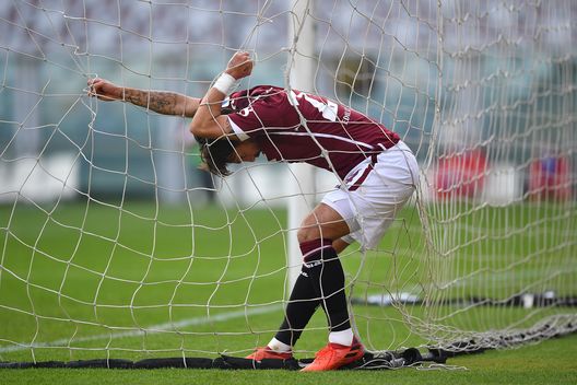 TURIN, ITALY - NOVEMBER 01:  Simone Verdi gets tangled in the net during the Serie A match between Torino FC and SS Lazio at Stadio Olimpico di Torino on November 1, 2020 in Turin, Italy.  (Photo by Valerio Pennicino/Getty Images) 