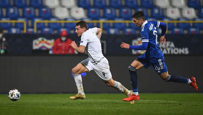 SARAJEVO, BOSNIA AND HERZEGOVINA - NOVEMBER 18:  Andrea Belotti of Italy competes for the ball with Dennis Hadzikadunic of Bosnia and Herzegovina during the UEFA Nations League group stage match between Bosnia-Herzegovina and Italy at Bilino Polje Stadium on November 18, 2020 in Zenica, Bosnia and Herzegovina.  (Photo by Claudio Villa/Getty Images) 
