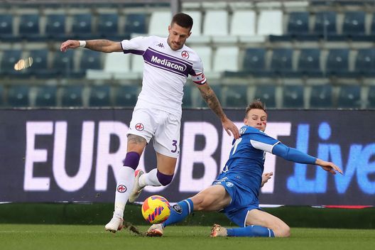 EMPOLI, ITALY - NOVEMBER 27: Szymon Zurkoski of Empoli FC battles for the ball with Cristiano Biraghi of ACF Fiorentina during the Serie A match between Empoli FC and ACF Fiorentina at Stadio Carlo Castellani on November 27, 2021 in Empoli, Italy. (Photo by Gabriele Maltinti/Getty Images) Ceccarini: “Empoli riscatterà Zurkowski, ora tocca alla Fiorentina”- immagine 2