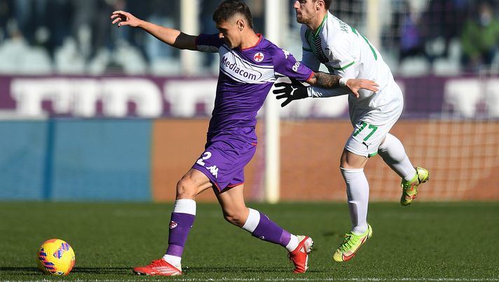 FLORENCE, ITALY - DECEMBER 19: Lucas Martinez Quarta of ACF Fiorentina competes for the ball with Georgios Kyriakopoulos of US Sassuolo during the Serie A match between ACF Fiorentina and US Sassuolo at Stadio Artemio Franchi on December 19, 2021 in Florence, Italy. (Photo by Alessandro Sabattini/Getty Images) FLORENCE, ITALY - DECEMBER 19: Lucas Martinez Quarta of ACF Fiorentina competes for the ball with Georgios Kyriakopoulos of US Sassuolo during the Serie A match between ACF Fiorentina and US Sassuolo at Stadio Artemio Franchi on December 19, 2021 in Florence, Italy. (Photo by Alessandro Sabattini/Getty Images)