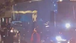 L’arrivo del pullman del Napoli al Maradona: il coro da brividi intonato dai tifosi