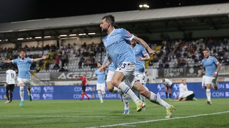 LA SPEZIA, ITALY - APRIL 30: Francesco Acerbi of SS Lazio celebrates after scoring a goal during the Serie A match between Spezia Calcio and SS Lazio at Stadio Alberto Picco on April 30, 2022 in La Spezia, Italy. (Photo by Gabriele Maltinti/Getty Images)
