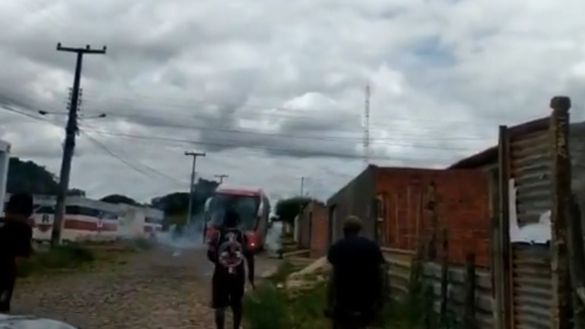 Il pullman del River-Pi sotto attacco da parte dei propri tifosi Il pullman del River-Pi sotto attacco da parte dei propri tifosi