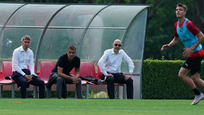 Frederic Massara, Paolo Maldini e Ivan Gazidis seguono l'allenamento del Milan a Milanello (credits: GETTY Images) 