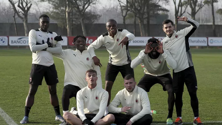 CAIRATE, ITALY - JANUARY 27: Player of AC Milan pose for a photo at the end of an AC Milan training session at Milanello on January 27, 2022 in Cairate, Italy. (Photo by AC Milan/AC Milan via Getty Images)