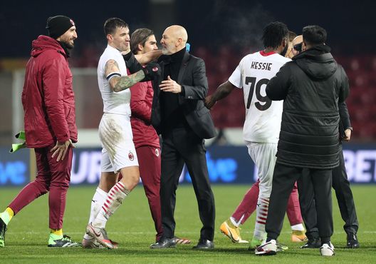 L'abbraccio tra Pioli e capitan Romagnoli dopo la vittoria del Milan a Benevento L'abbraccio tra Pioli e capitan Romagnoli dopo la vittoria del Milan a Benevento