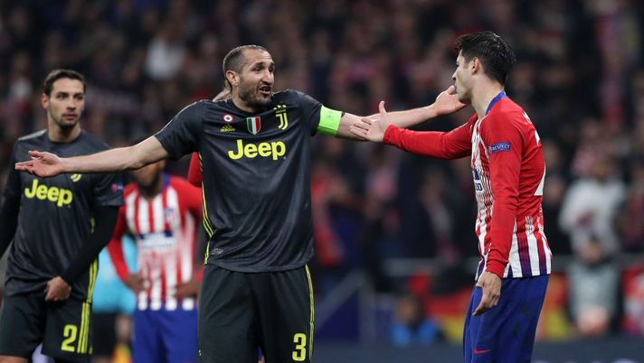 Simeone vs Chiellini: “Gol annullato dal Var? E’ alto 1.87, come fa a cadere così?” 
