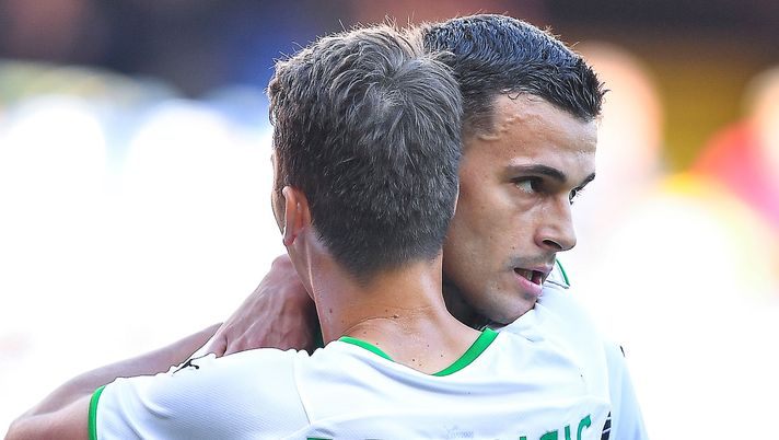 GENOA, ITALY - OCTOBER 17: Gianluca Scamacca of Sassuolo (R) celebrates with his team-mate Filip Djuricic after scoring his second goal during the Serie A match between Genoa Cfc and Us Sassuolo at Stadio Luigi Ferraris on October 17, 2021 in Genoa, Italy. (Photo by Getty Images) Inter, servono 25 mln per Scamacca: il ‘fattore Marotta’ può essere decisivo - immagine 1