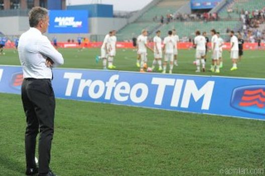 Mihajlovic a bordo campo, fonte acmilan.com Mihajlovic a bordo campo, fonte acmilan.com