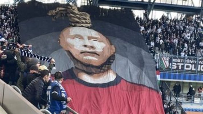 Legia Varsavia, ultras in trasferta con l’impiccato: Vladimir Putin Legia Varsavia, ultras in trasferta con l’impiccato: Vladimir Putin - immagine 1
