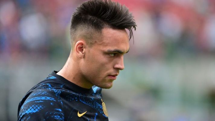 Inter Milan's Argentine forward Lautaro Martinez looks on before the Italian Serie A football match between Inter Milan and Bologna at the San Siro stadium in Milan, on September 18, 2021. (Photo by MIGUEL MEDINA / AFP) (Photo by MIGUEL MEDINA/AFP via Getty Images) Lautaro, la Gazzetta: “C’è la seria possibilità che lasci l’Inter a giugno. E Sanchez…” - immagine 1