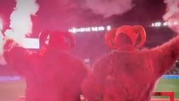 Impellicciati e mascherati: eccoli gli ultrà dei fumogeni al derby di Praga