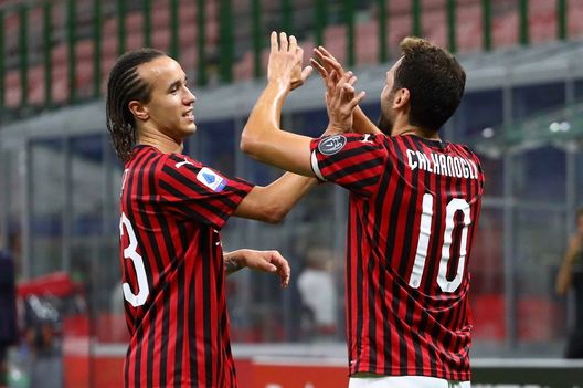  Diego Laxalt e Hakan Calhanoglu del Milan (credits: GETTY Images) 