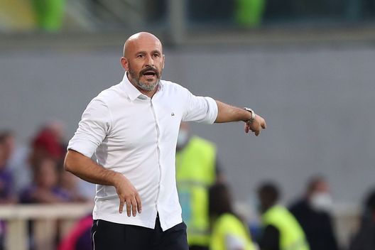 FLORENCE, ITALY - OCTOBER 03: Vincenzo Italiano manager of ACF Fiorentina looks on during the Serie A match between ACF Fiorentina v SSC Napoli at Stadio Artemio Franchi on October 3, 2021 in Florence, Italy. (Photo by Gabriele Maltinti/Getty Images) FLORENCE, ITALY - OCTOBER 03: Vincenzo Italiano manager of ACF Fiorentina looks on during the Serie A match between ACF Fiorentina v SSC Napoli at Stadio Artemio Franchi on October 3, 2021 in Florence, Italy. (Photo by Gabriele Maltinti/Getty Images)