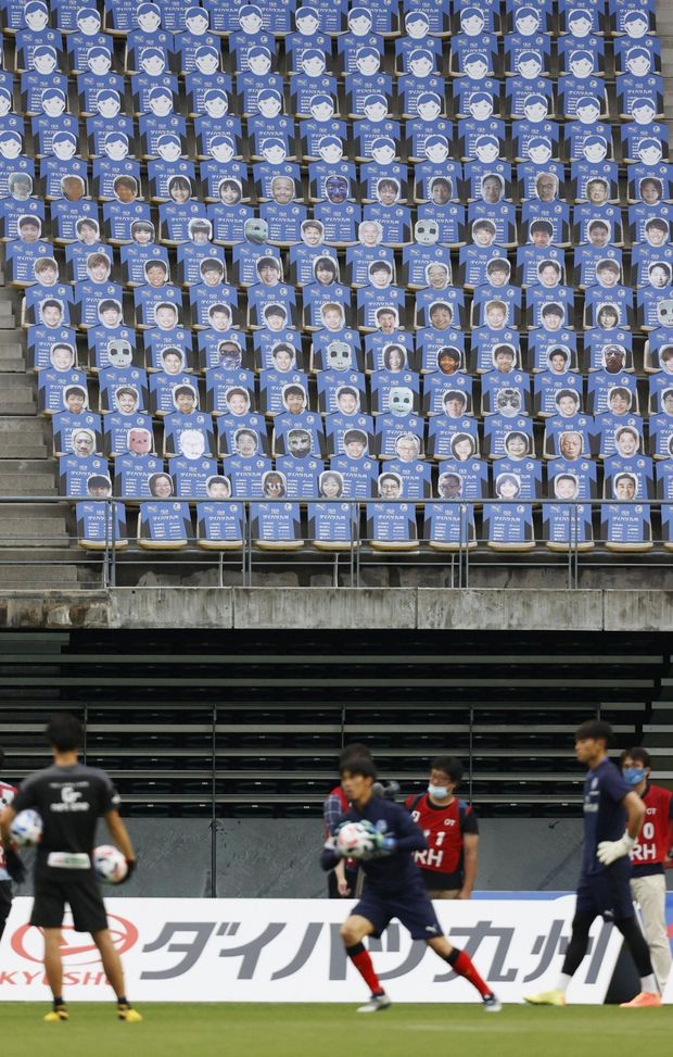 "Tifosi" in Giappone: sembra Indovina chi? "Tifosi" in Giappone: sembra Indovina chi?