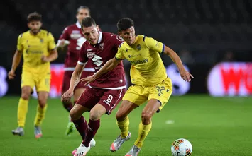  TURIN, ITALY - JULY 22: Andrea Belotti of Torino FC competes for the ball with Matteo Pessina of Hellas Verona during the Serie A match between Torino FC and Hellas Verona at Stadio Olimpico di Torino on July 22, 2020 in Turin, Italy. (Photo by Valerio Pennicino/Getty Images)