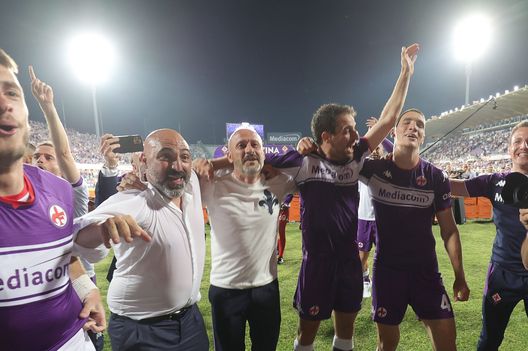FLORENCE, ITALY - MAY 21: Vincenzo Italiano manager of ACF Fiorentina celebrates the victory after during the Serie A match between ACF Fiorentina and Juventus at Stadio Artemio Franchi on May 21, 2022 in Florence, Italy. (Photo by Gabriele Maltinti/Getty Images) La richiesta di Italiano: 6-7 acquisti per una competitività europea- immagine 2