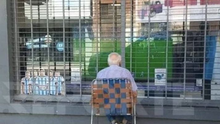 Anziano fuori dalla vetrina di un negozio per vedere la sua Argentina: la storia che ha commosso il web - immagine 1