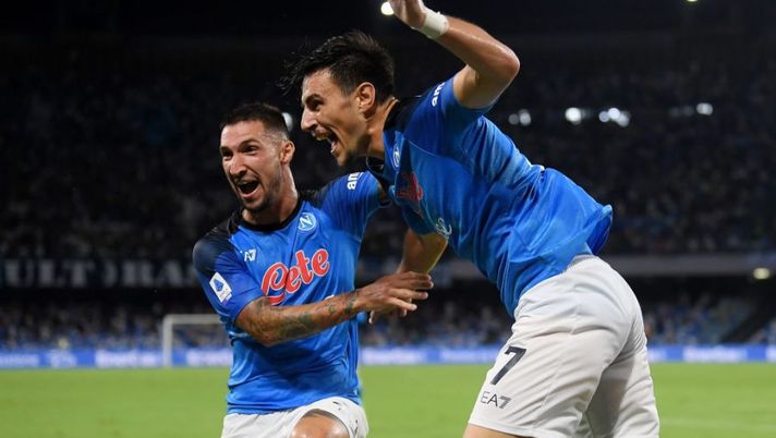 NAPLES, ITALY - AUGUST 31: Eljif Elmas of Napoli celebrates scoring their side's first goal with teammate Matteo Politano during the Serie A match between SSC Napoli and US Lecce at Stadio Diego Armando Maradona on August 31, 2022 in Naples, Italy. (Photo by Francesco Pecoraro/Getty Images) Napoli, Politano sbaglia dal dischetto ed Elmas no: cos’è successo con la Samp - immagine 1