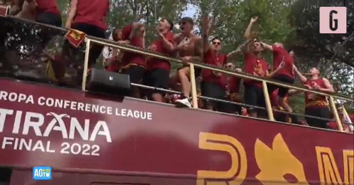 VIDEO Roma, il bus scoperto arriva in città e sfila. Zaniolo e compagni scatenati! VIDEO Roma, il bus scoperto arriva in città e sfila. Zaniolo e compagni scatenati!