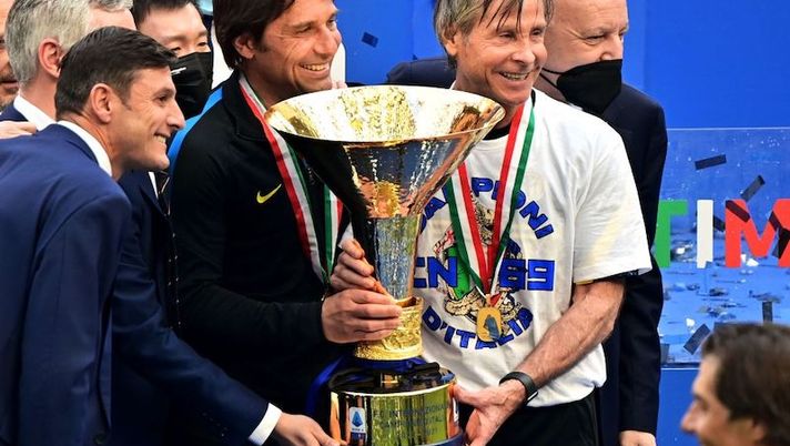 (From L) Inter Milan's Vice-President Javier Zanetti, Inter Milan's President Steven Zhang, Inter Milan's Italian coach Antonio Conte, Inter Milan's Sports Coordinator Gabriele Oriali and Inter Milan's CEO Giuseppe Marotta hold the Scudetto Trophy as Inter players and staff celebrate winning the Serie A 2020-2021 championship after their last Italian Serie A football match Inter Milan vs Udinese on May 23, 2021 at the San Siro stadium in Milan. (Photo by MIGUEL MEDINA / AFP) (Photo by MIGUEL MEDINA/AFP via Getty Images) Zanetti saluta Conte: “Lavorare con te un privilegio, un abbraccio da ogni tifoso interista” - immagine 1