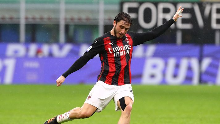 MILAN, ITALY - FEBRUARY 07: Davide Calabria of AC Milan in action during the Serie A match between AC Milan and FC Crotone at Stadio Giuseppe Meazza on February 07, 2021 in Milan, Italy. Sporting stadiums around Italy remain under strict restrictions due to the Coronavirus Pandemic as Government social distancing laws prohibit fans inside venues resulting in games being played behind closed doors. (Photo by Marco Luzzani/Getty Images) MILAN, ITALY - FEBRUARY 07: Davide Calabria of AC Milan in action during the Serie A match between AC Milan and FC Crotone at Stadio Giuseppe Meazza on February 07, 2021 in Milan, Italy. Sporting stadiums around Italy remain under strict restrictions due to the Coronavirus Pandemic as Government social distancing laws prohibit fans inside venues resulting in games being played behind closed doors. (Photo by Marco Luzzani/Getty Images)