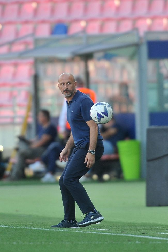 BOLOGNA, ITALY - SEPTEMBER 11: Vincenzo Italiano head coach of ACF Fiorentina lloks on during the Serie A match between Bologna FC and ACF Fiorentina at Stadio Renato Dall'Ara on September 11, 2022 in Bologna, Italy. (Photo by Mario Carlini / Iguana Press/Getty Images) Buso: “Ora la società deve proteggere Italiano. Ma dov’è la programmazione?”- immagine 2