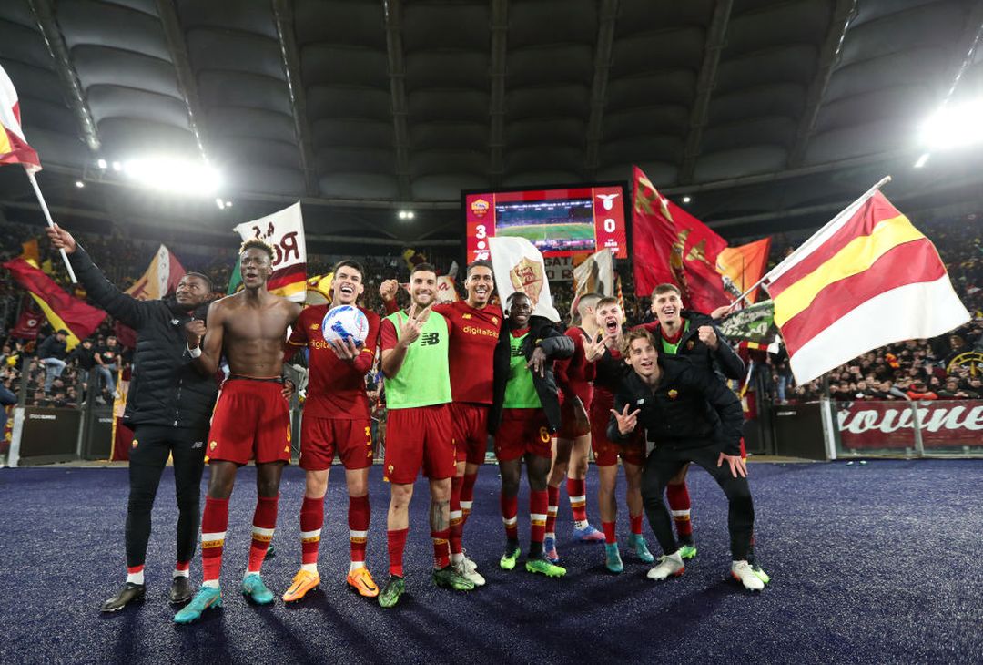 La Roma si scatena: Mancini con la bandiera, Abraham si spoglia – FOTO GALLERY - immagine 33