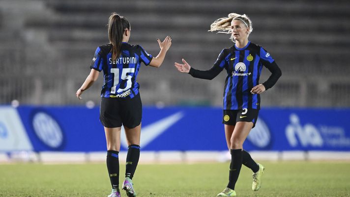 MILAN, ITALY - FEBRUARY 03: Annamaria Serturini of FC Internazionale Women high fives Katie Bowen of FC Internazionale Women during the Women Serie A match between FC Internazionale Women and Como Women at Arena Civica Gianni Brera on February 03, 2024 in Milan, Italy. (Photo by Mattia Pistoia - Inter/Inter via Getty Images) Femminile, Inter-Juventus formazioni ufficiali: conferma per Serturini - immagine 1