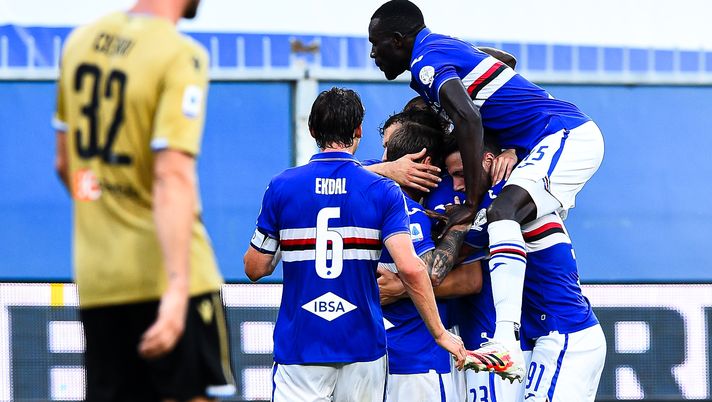 GENOA, ITALY - JULY 05: Manolo Gabbiadini of Sampdoria (center) celebrates with his team-mates after scoring a goal during the Serie A match between UC Sampdoria and  SPAL at Stadio Luigi Ferraris on July 5, 2020 in Genoa, Italy. (Photo by Paolo Rattini/Getty Images) 