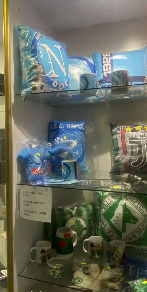 In Irpinia il derby dei colori e dei vicini di casa: bandiere del Napoli e dell’Avellino vicine vicine…- immagine 2