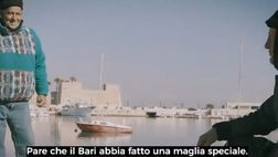 Tra i pescatori al Porto Vecchio di Bari: “Ragazzi, c’è una maglia speciale per il derby…”