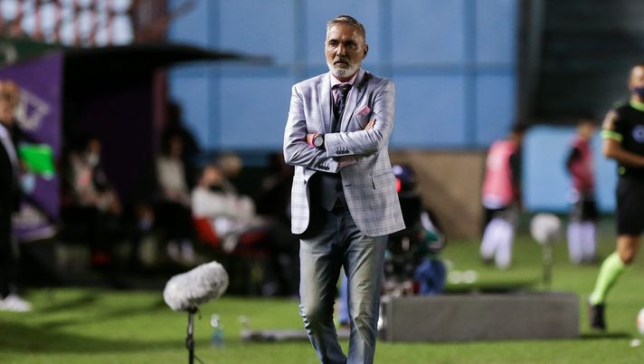 SARANDI, ARGENTINA - APRIL 03: Sergio Rondina, coach of Arsenal, looks on during a match between Arsenal and River Plate as part of Copa De La Liga Profesional 2021 at Julio Humberto Grondona Stadium on April 3, 2021 in Sarandi, Argentina. (Photo by Daniel Jayo/Getty Images) 