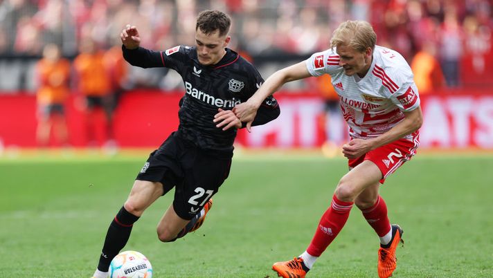 BERLIN, GERMANY - APRIL 29: Florian Wirtz of Bayer 04 Leverkusen is put under pressure by Morten Thorsby of 1.FC Union Berlin during the Bundesliga match between 1. FC Union Berlin and Bayer 04 Leverkusen at Stadion an der alten Försterei on April 29, 2023 in Berlin, Germany. (Photo by Maja Hitij/Getty Images) Bundesliga, Union Berlino-Bayer Leverkusen 0-0: la squadra di Alonso resta sesta - immagine 1