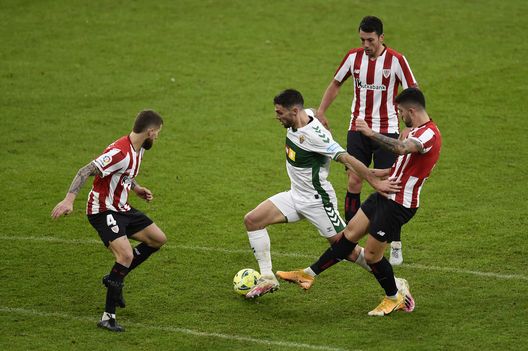  BILBAO, SPAIN - JANUARY 03: Lucas Boye of Elche (2L) is tackled by Unai Nunez of Athletic Bilbao (R) and Inigo Martinez of Athletic Bilbao (L) during the La Liga Santander match between Athletic Club and Elche CF at Estadio de San Mames on January 03, 2021 in Bilbao, Spain. Sporting stadiums around Spain remain under strict restrictions due to the Coronavirus Pandemic as Government social distancing laws prohibit fans inside venues resulting in games being played behind closed doors. (Photo by Juan Manuel Serrano Arce/Getty Images) 