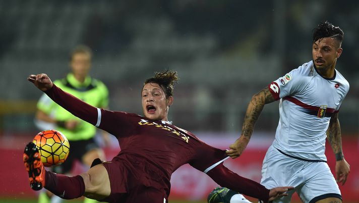 Andrea Belotti strattonato da Armando Izzo. 