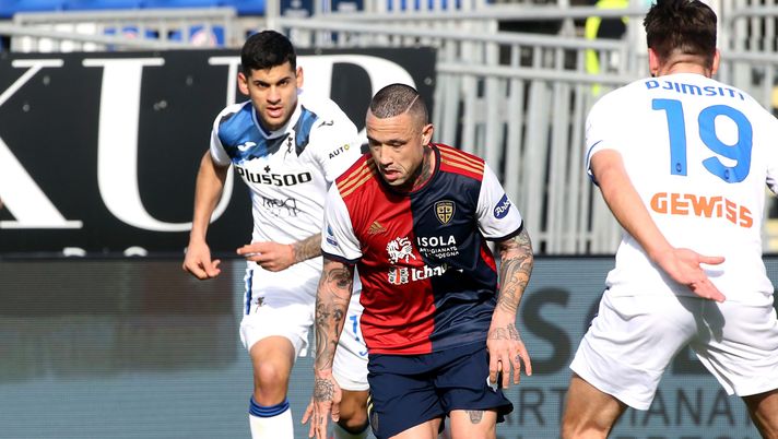 CAGLIARI, ITALY - FEBRUARY 14: Radja Nainggolan of Cagliari in action  during the Serie A match between Cagliari Calcio  and Atalanta BC at Sardegna Arena on February 14, 2021 in Cagliari, Italy. (Photo by Enrico Locci/Getty Images) 