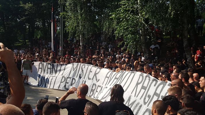 FOTO PM – Striscione a Milanello: “Uniti per il bene del Milan” - immagine 1