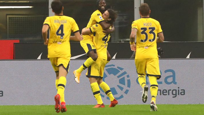MILAN, ITALY - OCTOBER 31:  Gervinho (up) of Parma Calcio celebrates his second goal with his team-mates during the Serie A match between FC Internazionale and Parma Calcio at Stadio Giuseppe Meazza on October 31, 2020 in Milan, Italy.  (Photo by Marco Luzzani/Getty Images) 