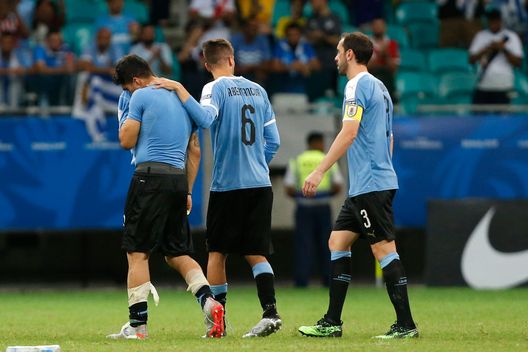 SALVADOR, BRAZIL - JUNE 29: Rodrigo Bentancur of Uruguay comforts teammate Luis Suarez after losing during a penalty shootout after the Copa America Brazil 2019 quarterfinal match between Uruguay and Peru at Arena Fonte Nova on June 29, 2019 in Salvador, Brazil. (Photo by Wagner Meier/Getty Images) Sudamerica, Colombia appesa a un filo, qualche big resterà fuori…- immagine 2