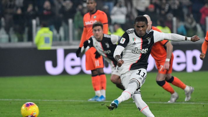 TURIN, ITALY - JANUARY 15: Douglas Costa of Juventus FC kick a penalty during the Coppa Italia match between Juventus and Udinese Calcio at Allianz Stadium on January 15, 2020 in Turin, Italy. (Photo by Stefano Guidi/Getty Images) TURIN, ITALY - JANUARY 15: Douglas Costa of Juventus FC kick a penalty during the Coppa Italia match between Juventus and Udinese Calcio at Allianz Stadium on January 15, 2020 in Turin, Italy. (Photo by Stefano Guidi/Getty Images)