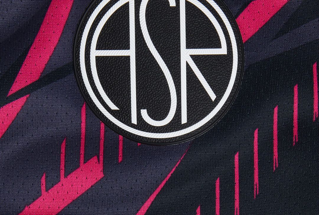 Roma, i dettagli della terza maglia nera e rosa con il logo storico – FOTO GALLERY - immagine 8